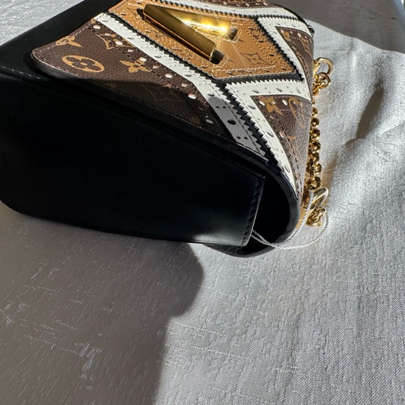 Louis Vuitton Limited edition Twist monogram Geometric Shoulder-cross body Bag. - Picture 11 of 16